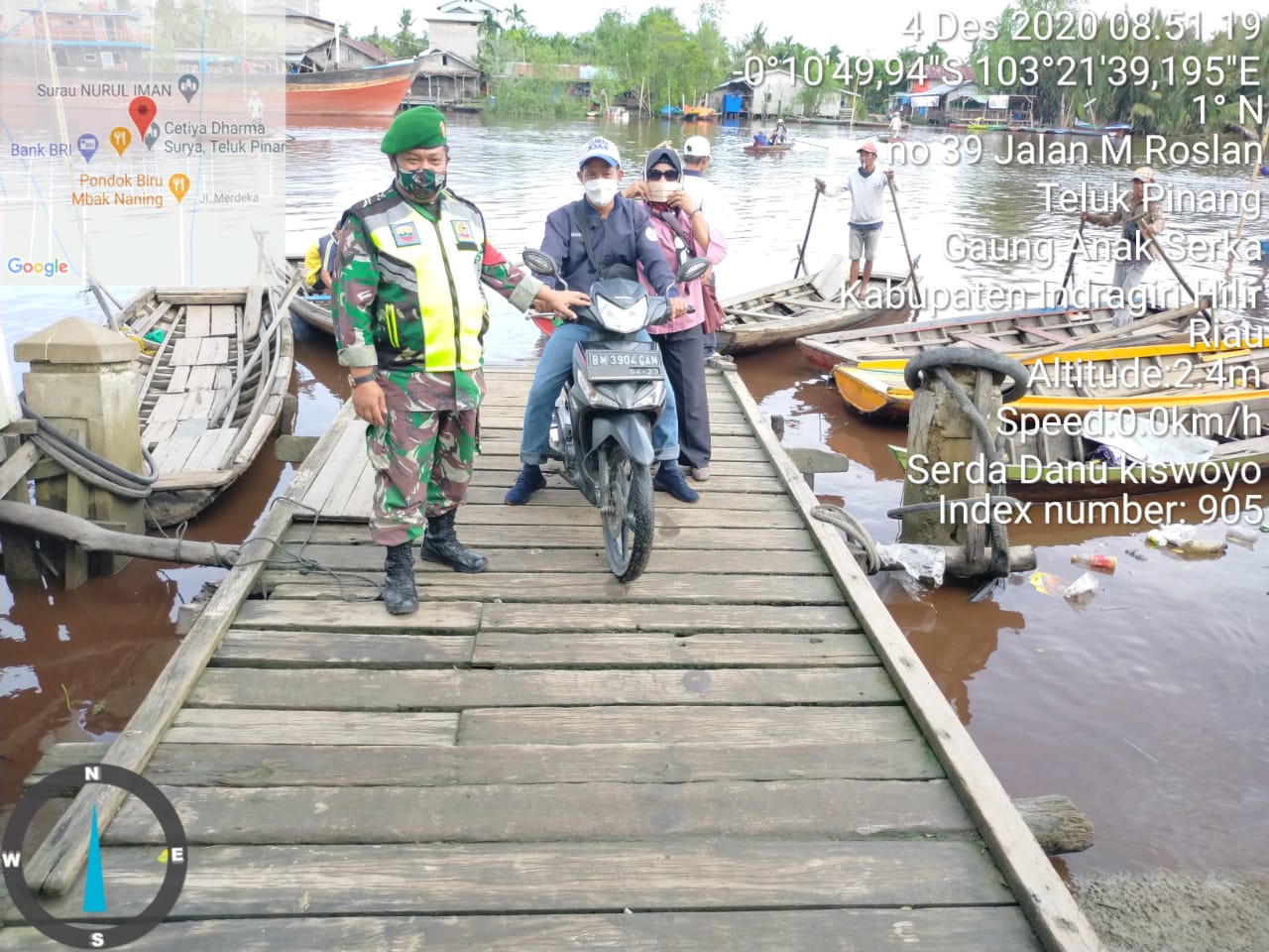 Sertu Danu Kiswoyo Babinsa Teluk Pinang Koramil 05/Gas Kodim 0314/Inhil Fokus Gakplin Protkes di Pelabuhan Penyeberangan