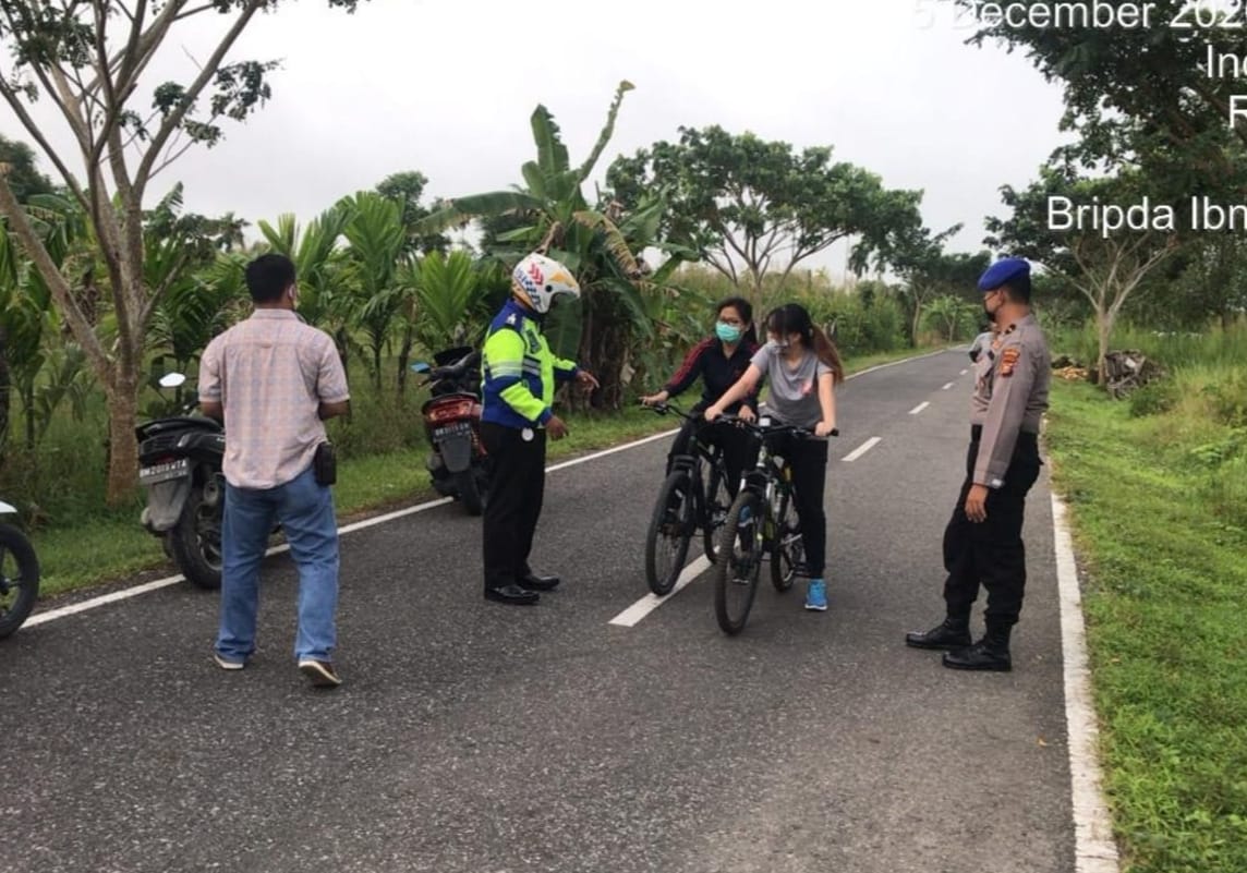 Polres Inhil menggelar pengamanan di sejumlah jalur perlintasan pesepeda di Tembilahan