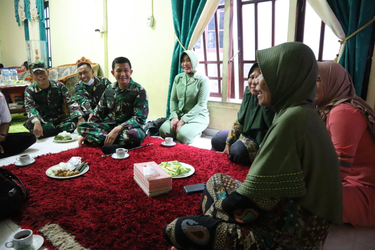 Dandim 0314/Inhil Letkol Inf Imir Faishal beserta istri  berkunjung dan menjalin silaturahmi dengan ibu Masniah, Putri dari Letda M Boya  pejuang kemerdekaan RI