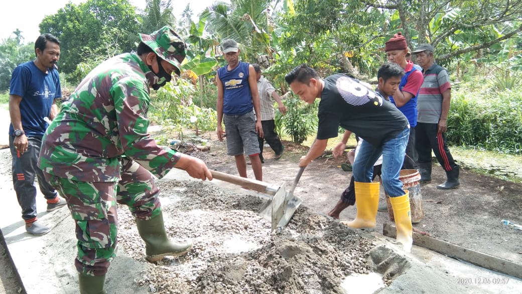 mengingat pentingnya akses jalan, Sertu Yanuarsyah Babinsa Koramil 11/Pulau Burung Kodim 0314/Inhil Bersama Warga Lakukan Semenisasi