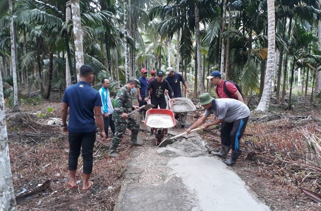 Bangun Kemanunggalan TNI dengan Rakyat Serka Sasmito Babinsa Koramil 05/Gas Kodim 0314/Inhil Pimpin Kegiatan Gotong Royong