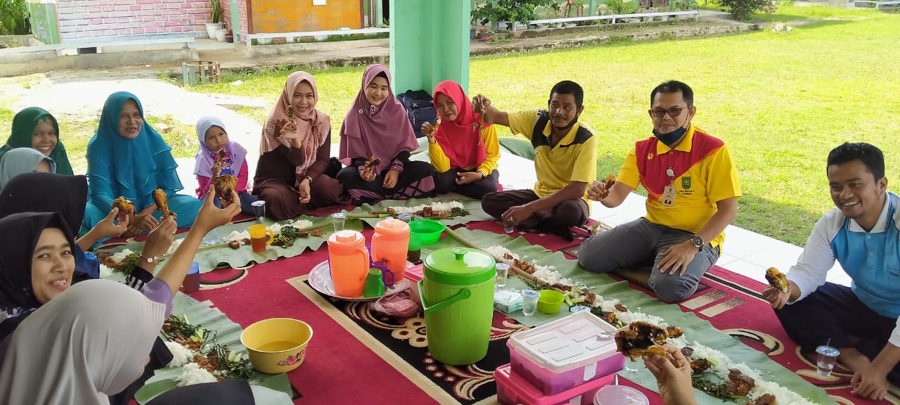 Sambut Hari Ibu SMK Negeri 1 Kempas Adakan do,a dan Makan Bersama