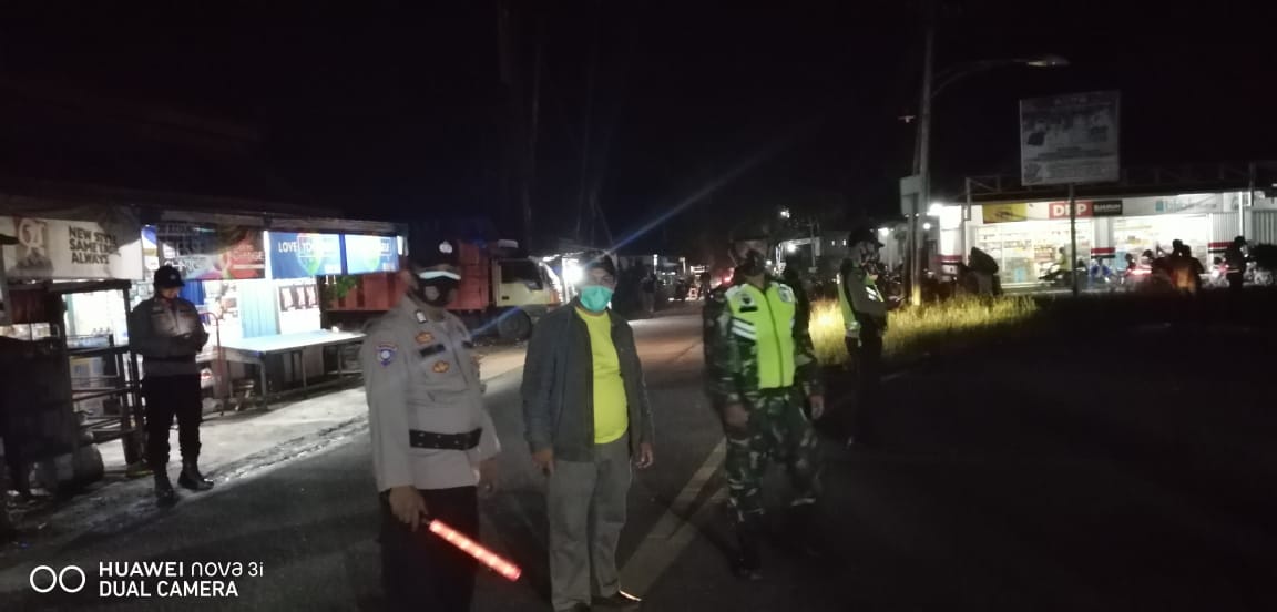 Malam Ini Kades Sungai Intan Bersama Babinkamtibmas dan Babinsa Mengikuti Razia Gabungan di Simpang Pulau Palas