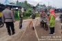 Kodim 0314/Inhil melalui Danramil Kapten Arh Uwin Suharto bersama Kapolsek Mandah dan Babinsa Batang Tumu Melaksanakan Pembagian Sembako Kepada Korban Banjir