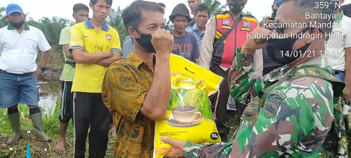 Kodim 0314/Inhil melalui Danramil Kapten Arh Uwin Suharto bersama Kapolsek Mandah dan Babinsa Batang Tumu Melaksanakan Pembagian Sembako Kepada Korban Banjir