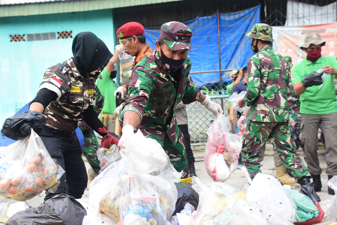 Wujud Nyata Kepedulian Terhadap Kebersihan Lingkungan Danrem 031/Wira Bima Bersama Kapolda Dan Ketua DPRD Riau Turun Langsung Angkut Sampah di Pekanbaru