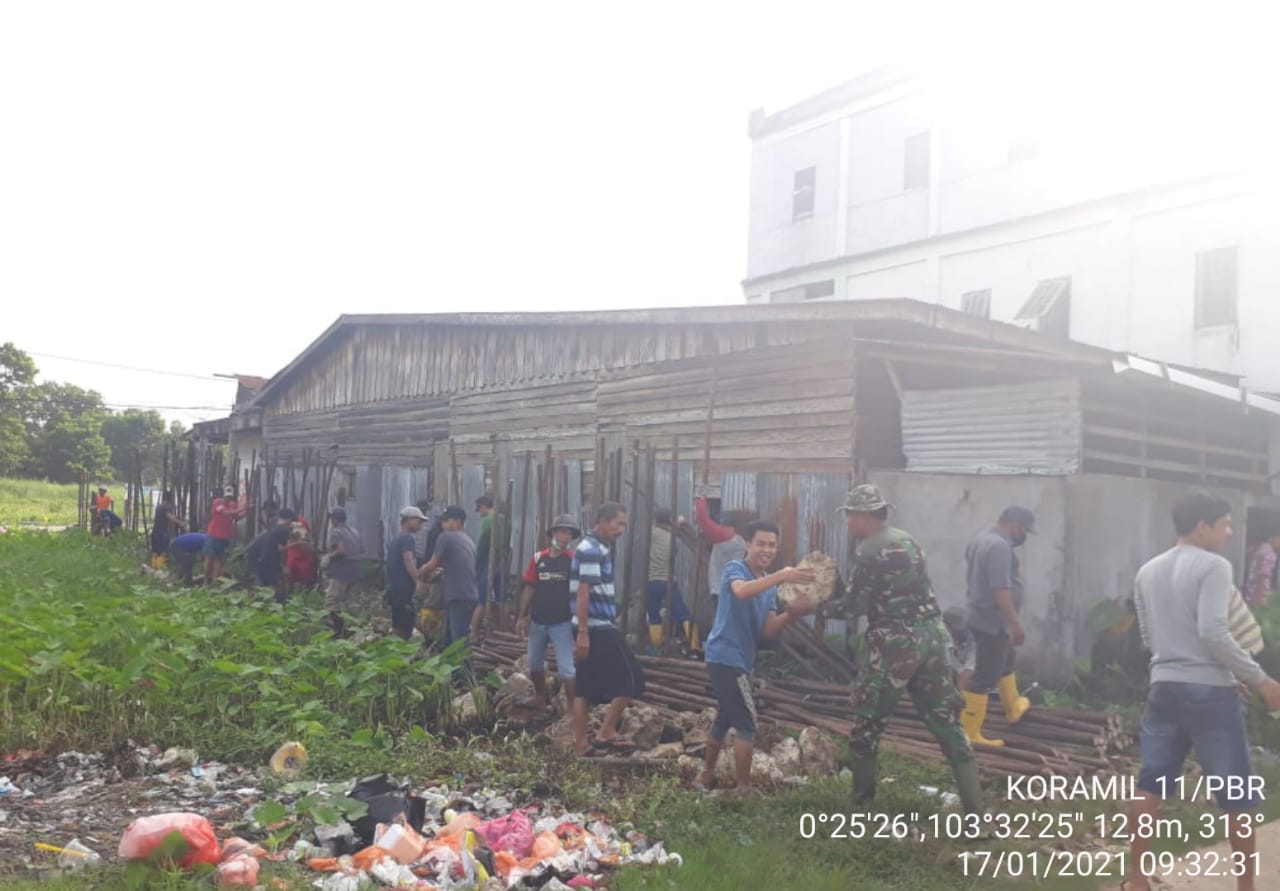 Babinsa Koramil 11/Pulau Burung Kodim 0314/Inhil Bersama Warga Gotong Royong Pembangunan Jalan Menuju Masjid Al-Iman