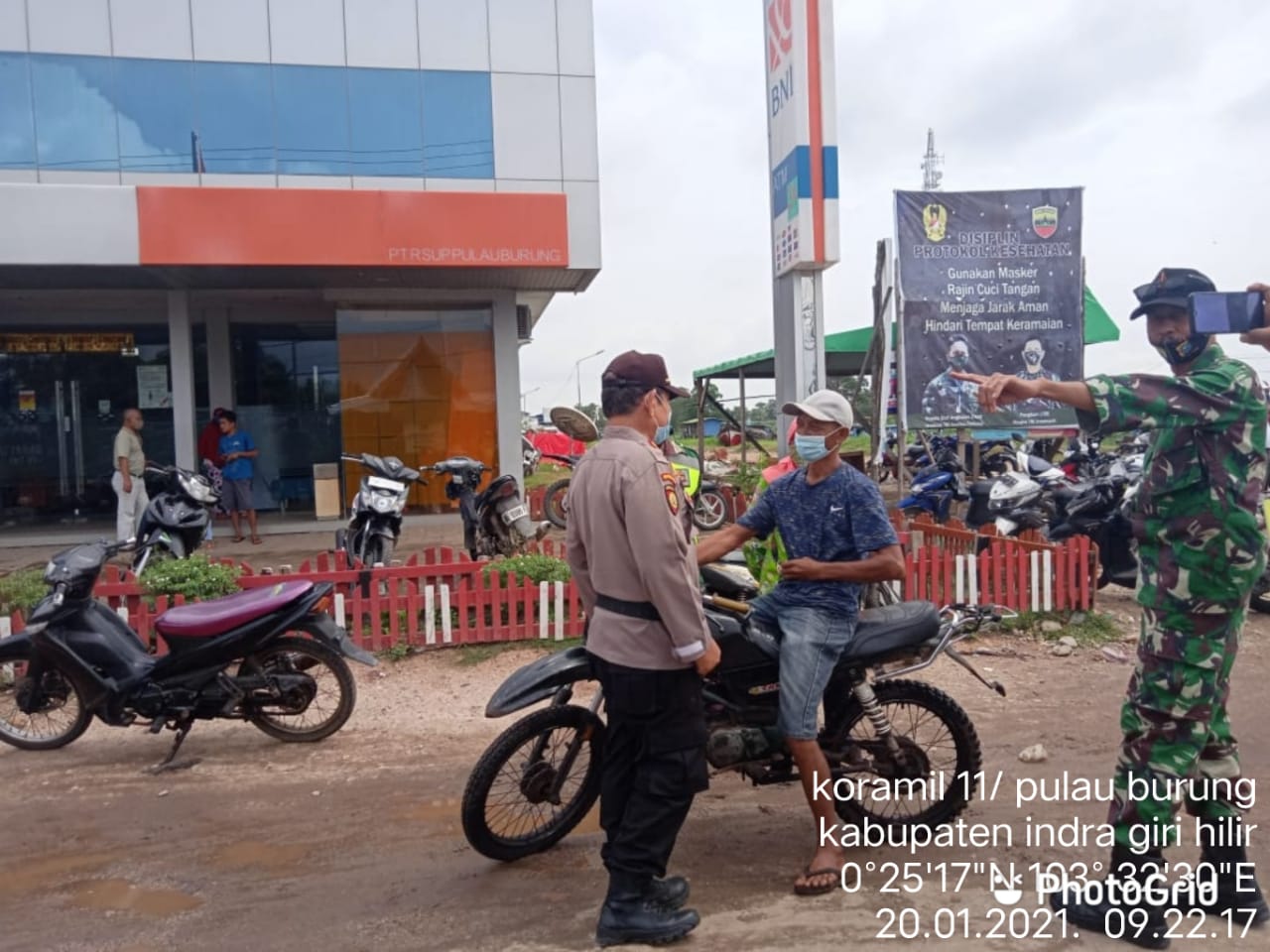 Danramil 11/Pulau Burung Kodim 0314/Inhil Korem 031/WB Kapten Inf Ujang Z Beserta Babinsa Melaksanakan Gakplin Protokol Kesehatan