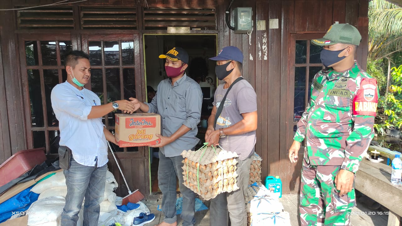 Kepala Desa Belantaraya Hasbullah Jali Salurkan Bantuan Kepada Warga Lahang Hulu Terkena Banjir
