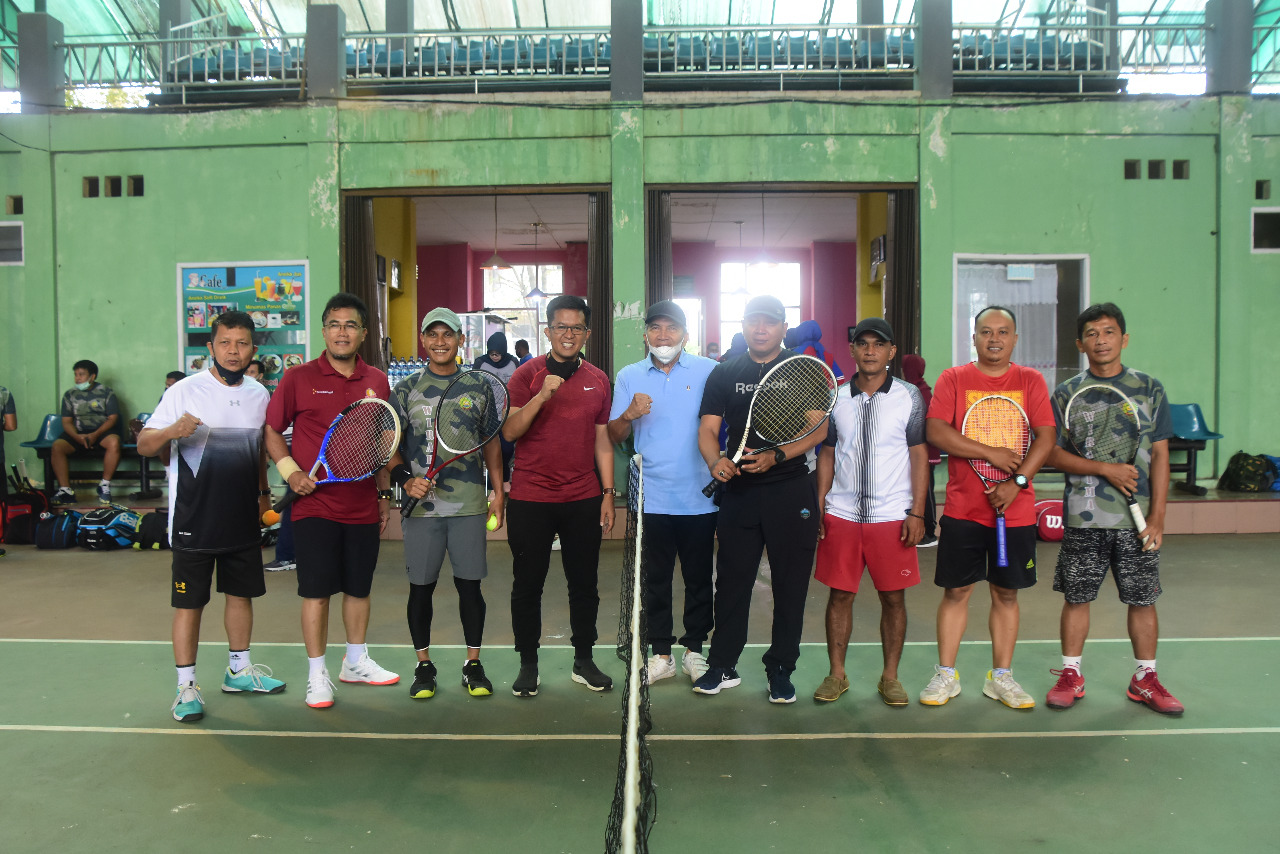 Jaga Fisik Dan Silahturahmi,Danrem 031/Wira Bima Laksanakan Pertandingan Tenis Lapangan Bersama Pemerintah Kota Payakumbuh