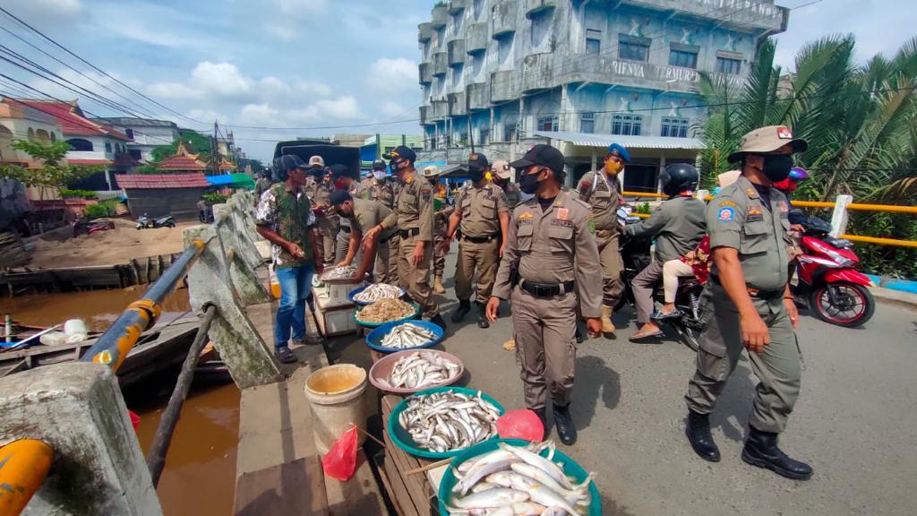 Satuan Polisi (Satpol) Pamong Praja (PP) kabupaten Indragiri Hilir kembali menggelar penertiban Pedagang Kaki Lima (PKL)