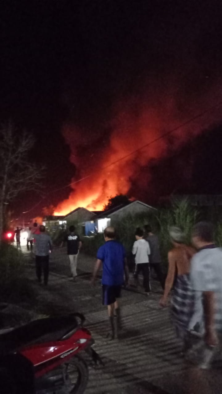 Si Jago Merah Lahap Rumah Warga Parit 16 Malam Ini