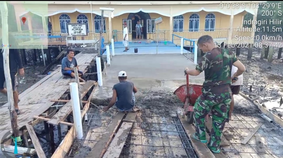 Dengan Semangat Jiwa Kemanunggalan dengan Rakyat, Babinsa Igal Koramil 08/Mandah Berhasil Mengajak masyarakat Melaksanakan Gotong Royong