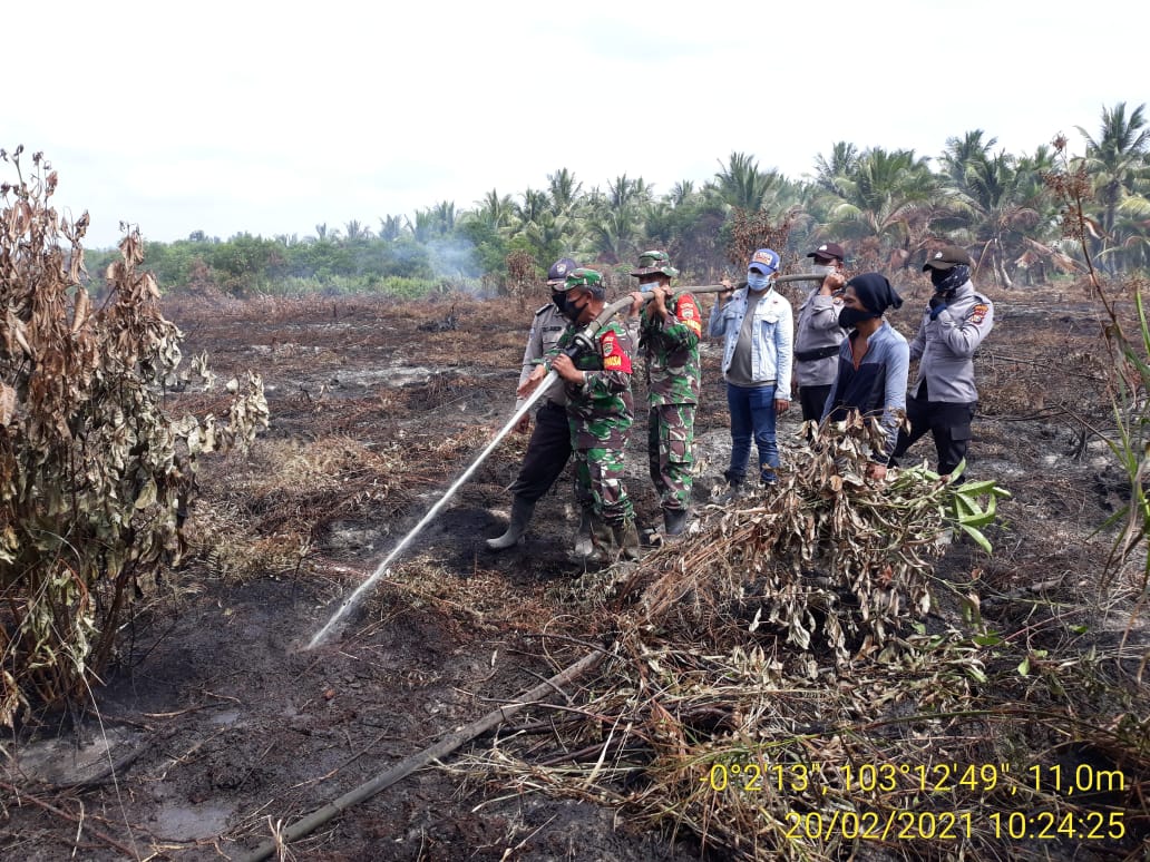 Dihari Ketiga Serka Sasmito Babinsa Koramil 05/Gas Kodim 0314/Inhil Masih Konsisten dalam Pemadaman Api