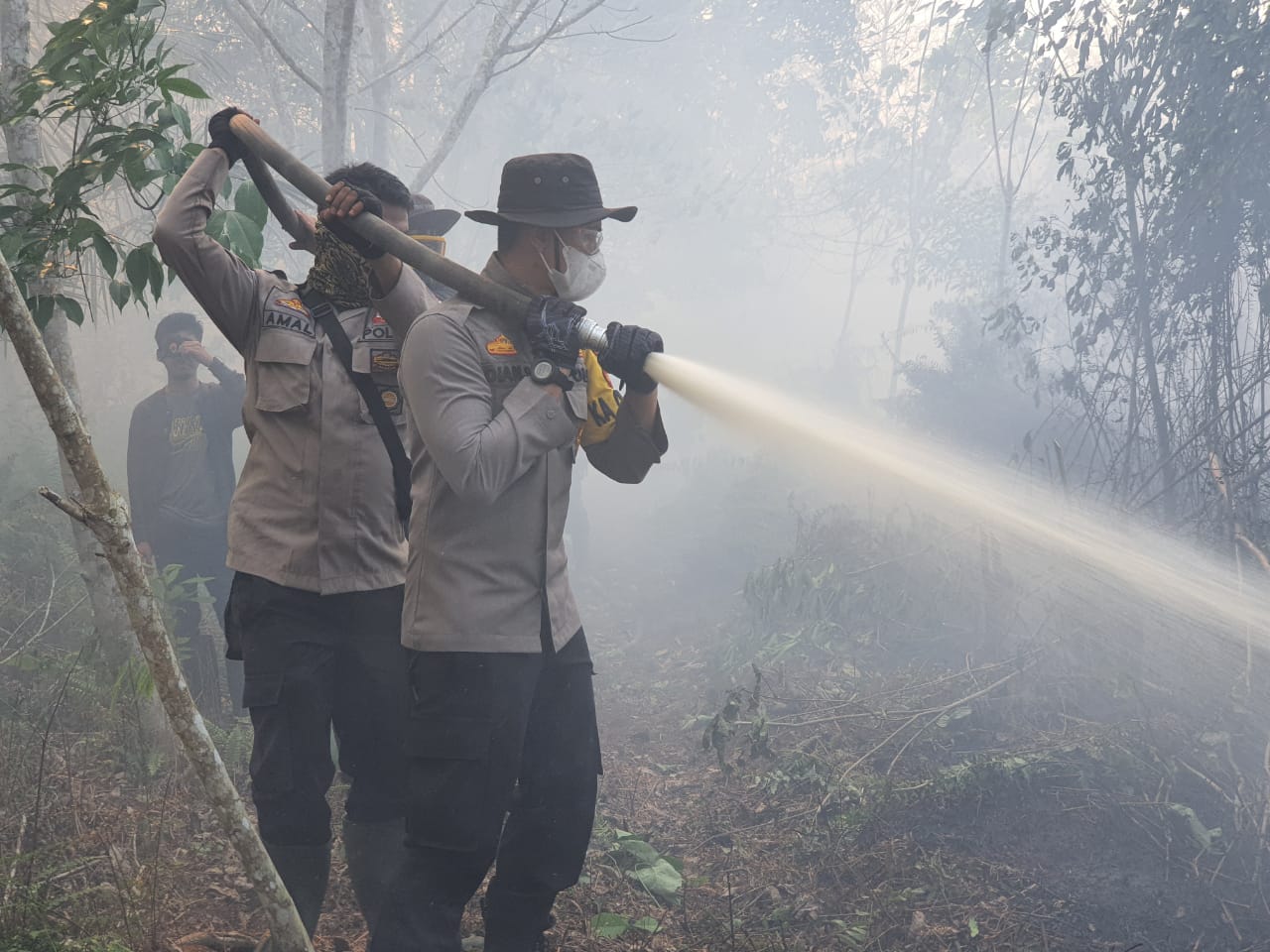 sudah Dua Hari dan Bermalam,Kapolres Inhil Tetap Fokus Padamkan Titik Api