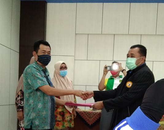 Kadisdik Inhil Kukuhkan dan Serahkan SK 2 Periode Basyir MPd Jadi Korwas