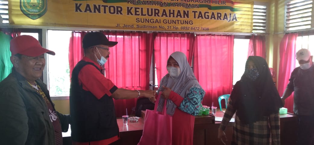 Pembina Yayasan Vioni Bersaudara (YVB) Marlis Syarif berkunjung ke Kelurahan Tagaraja dan Serahkan Bantuan