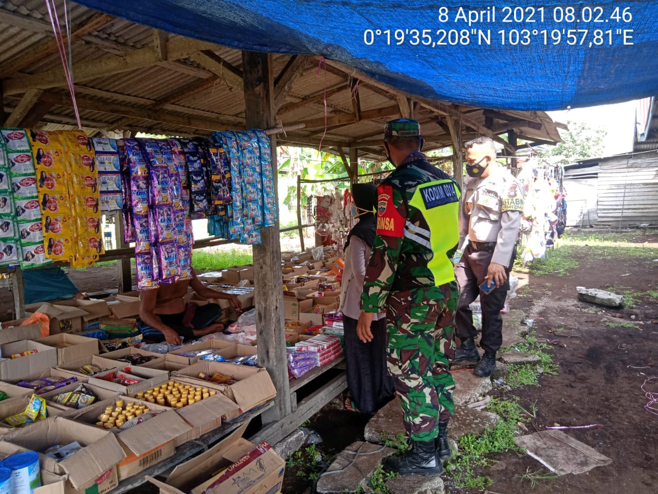 Serda Supandi Jaya Babinsa Koramil 11/Pulau Burung Kodim 0314/Inhil Pantau Kondisi Pasar dan Protokes