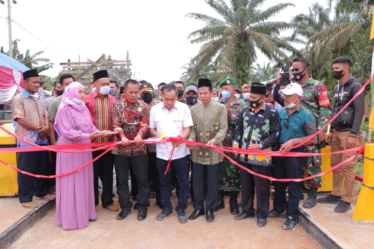 Ketua DPRD Inhil Resmikan Jembatan Penghubung 2 Desa di Kemuning