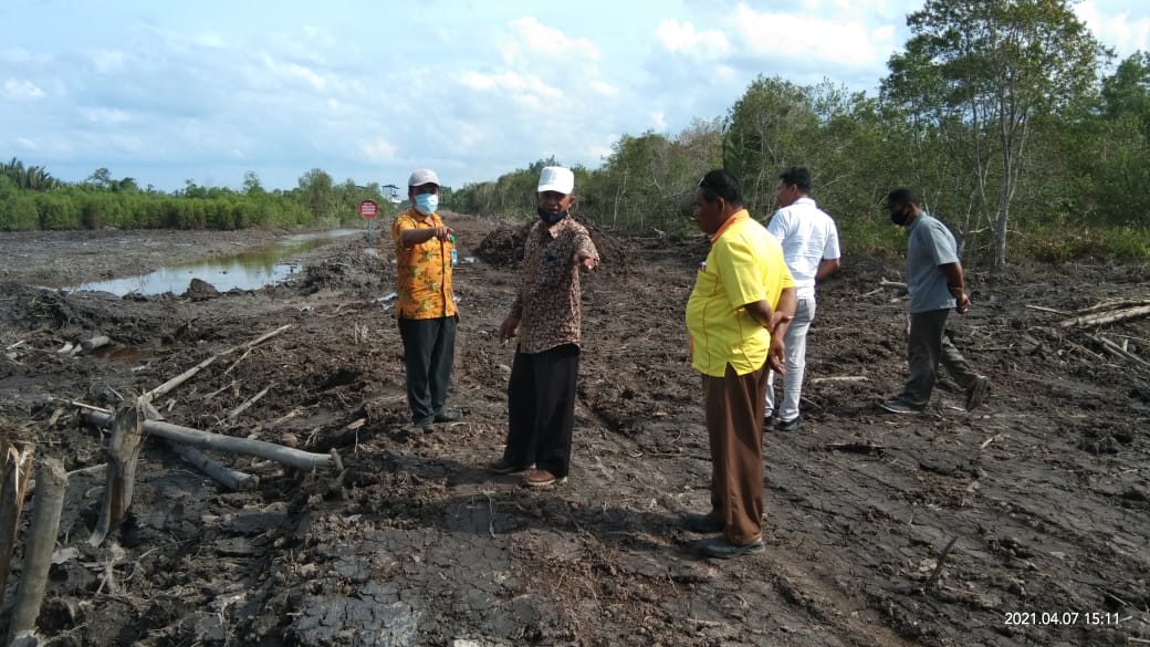 Sambu Group Bangun Tanggul Guna Penyelamatan Pemukiman dan Kebun Masyarakat