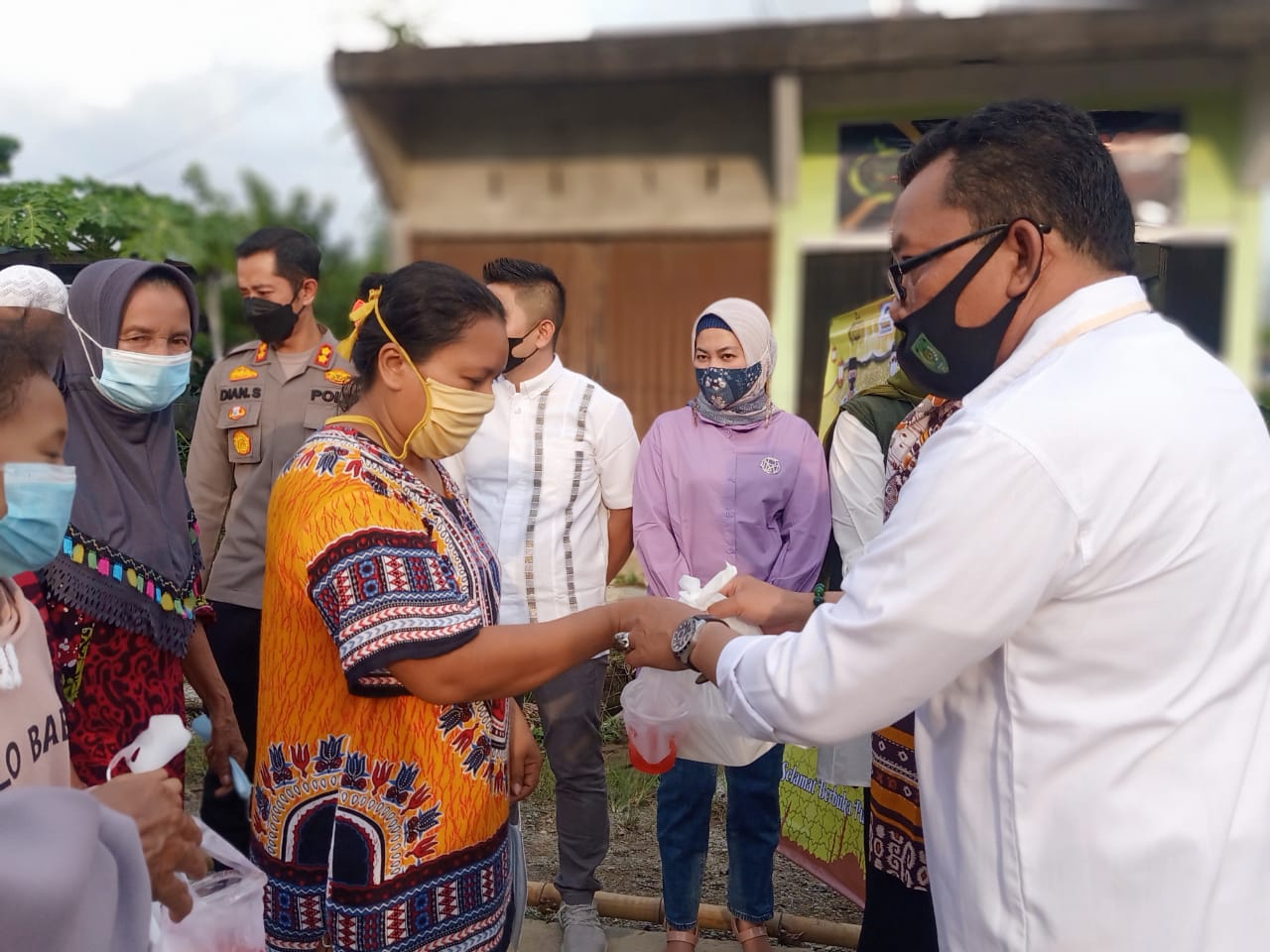 Kapolres Inhil AKBP Dian Setiawan bersama Pembina Yayasan Vioni Bersaudara Marlis Syarif membagikan Takjil