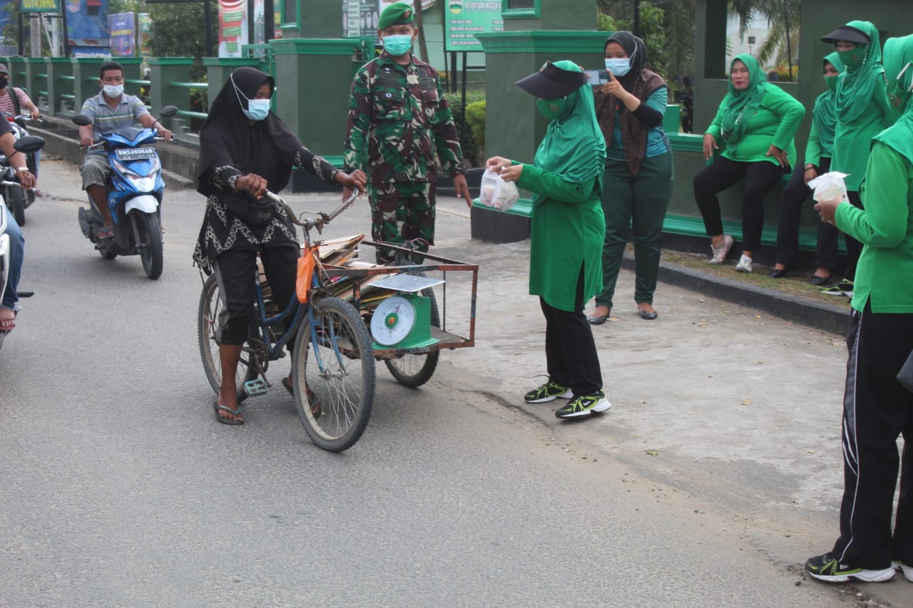 Ketua Persit pengurus Cabang LIV (lima puluh empat) Kodim 0314/lnhil berserta Anggota Berbagi Takjil