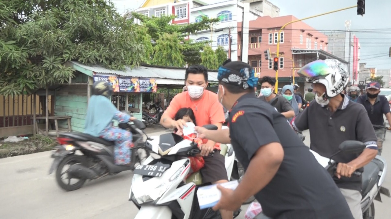 Dukung Pemerintah Dalam Penerapan Protokol Kesehatan, Baraya Sunda Inhil Bagikan Masker Secara Gratis Ke Pengguna Jalan