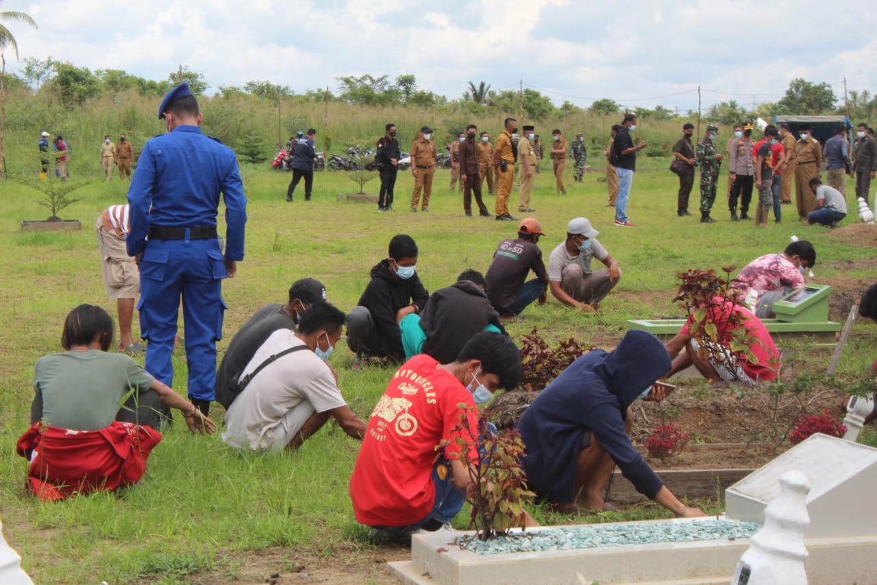 Langgar Protokol Kesehatan,57 Orang Kena Korve di Makam Covid -19