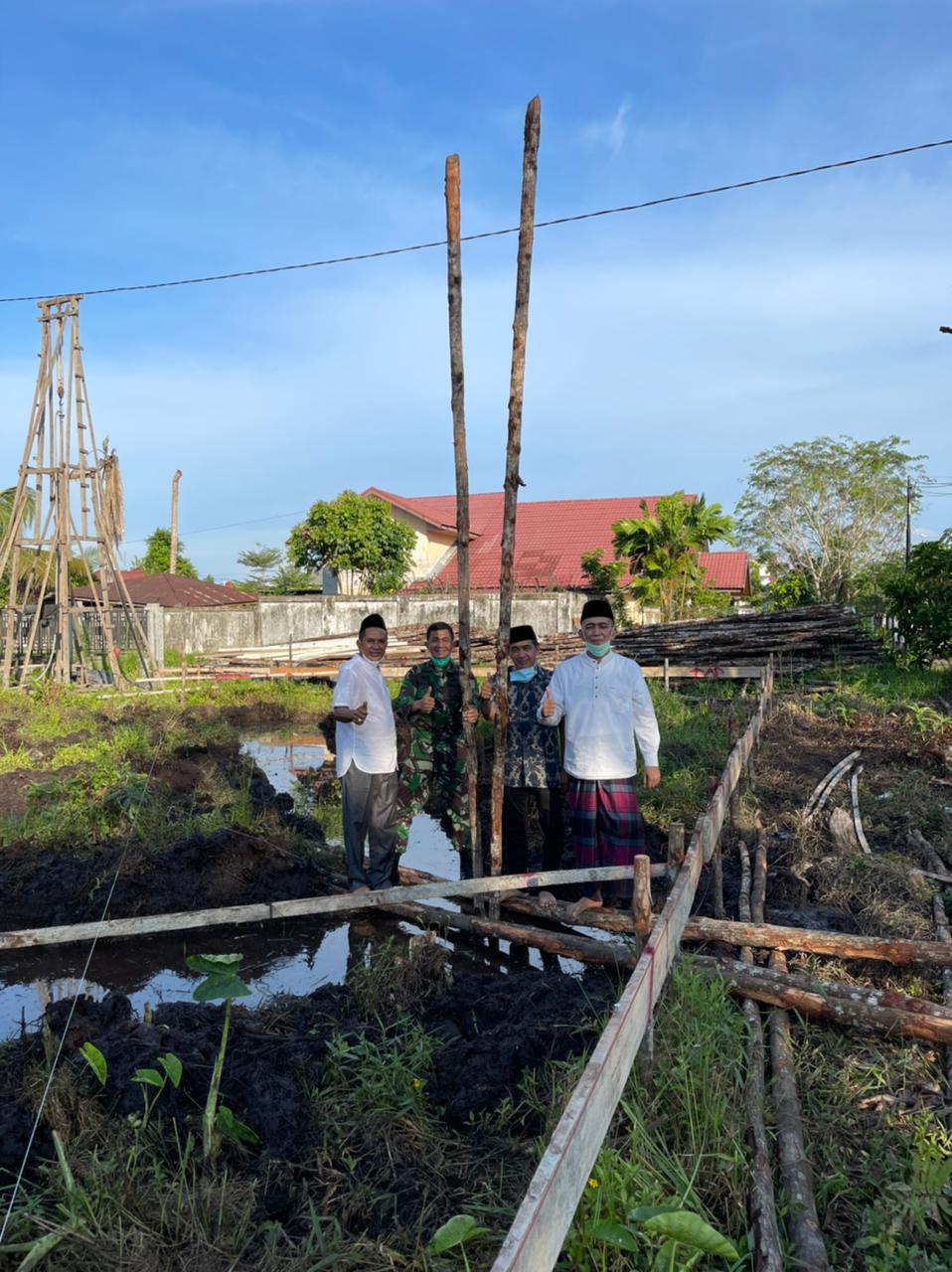 Ketua DPRD Inhil dan Dandim Lakukan Pemancangan Pertama Pembangunan Surau di Jalan Swarna Bumi Tembilahan