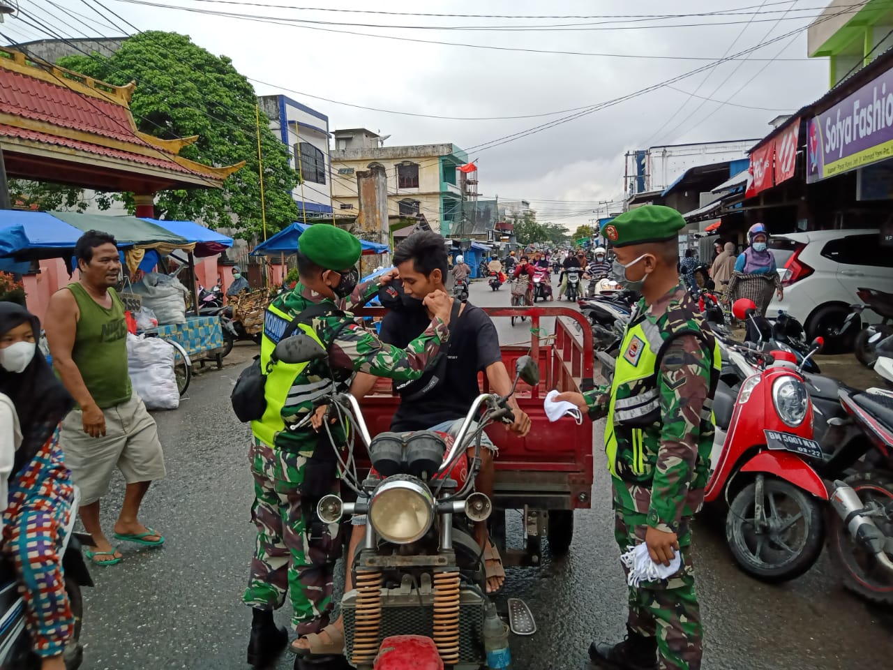 Dalam Penegakkan Disiplin, Personil Kodim 0314/Inhil Bagikan Masker Kepada Masyarakt