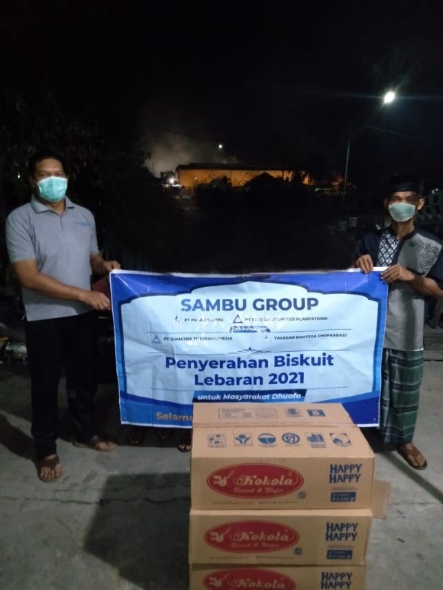 Sambu Group Distribusikan Biskuit Lebaran di Kecamatan Pulau Burung yang Merupakan Bagian dari 14.000 Kaleng Biskuit yang Dibagikan