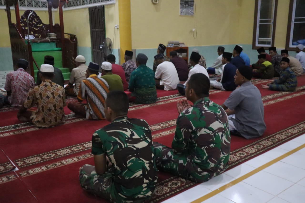 Ditengah program TNI Manunggal Membangun Desa (TMMD), anggota Satgas TMMD menyempatkan diri untuk ikut Sholat Magrib berjamaah