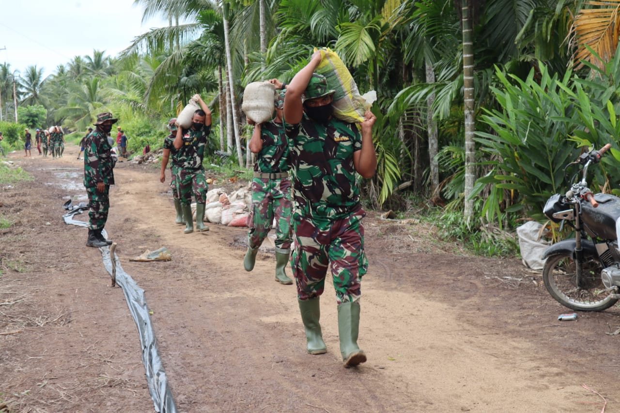 Tetap Semangat, Satgas TMMD Ke -111 Angkut Bahan  Material Ke Lokasi dengan di Pikul