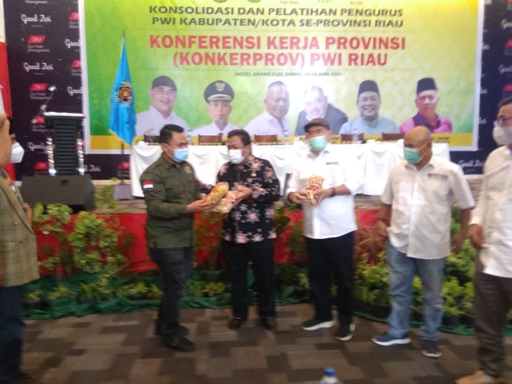 Komendan Utama Paling Senior PWI Inhil Promosikan Produk UMKM Khas Inhil di Kota Dumai