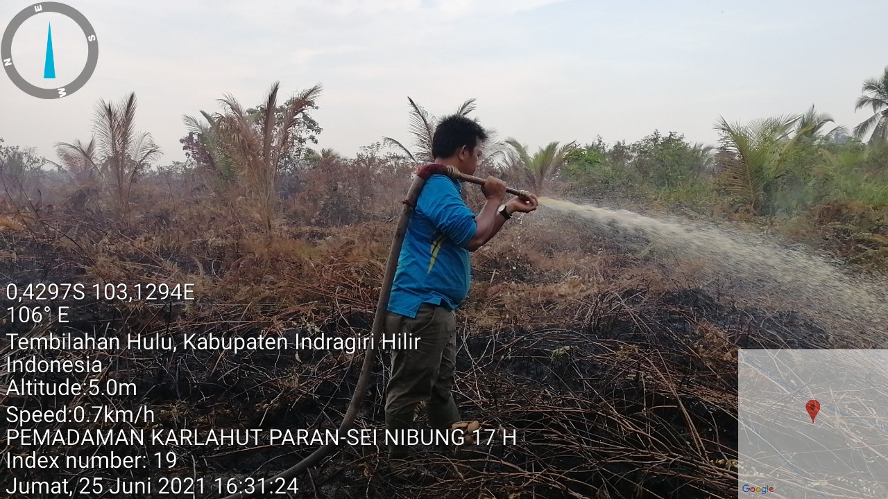 Kades Sungai Intan Bersama Satgas Penanganan Karlahut Masih Melakukan Upaya Pemadaman dan Pendinginan