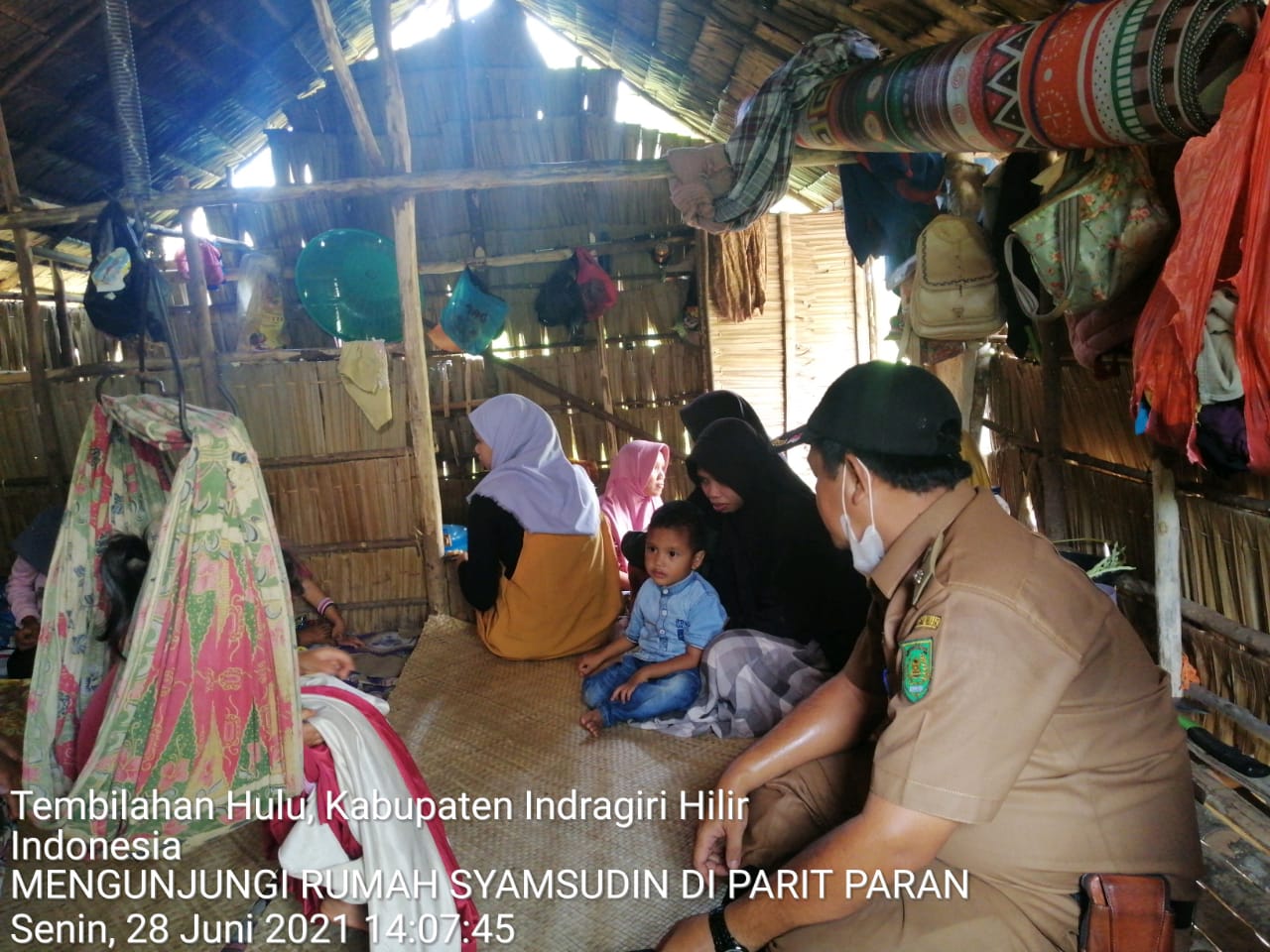 Sembari Menemani Tim Puslabfor Polda Riau, Kepala Desa Sungai Intan Mengunjungi Keluarga Terduga Pembakar Lahan,