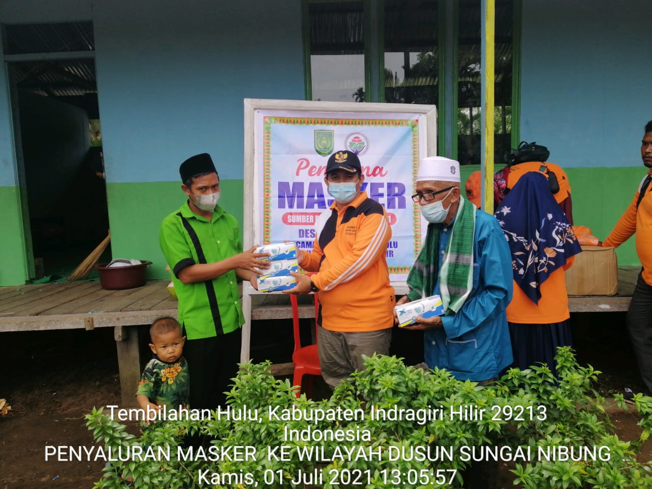 Dalam Rangka Penanganan Covid -19, Pemdes Sungai Intan Bagikan Masker Kepada Warganya