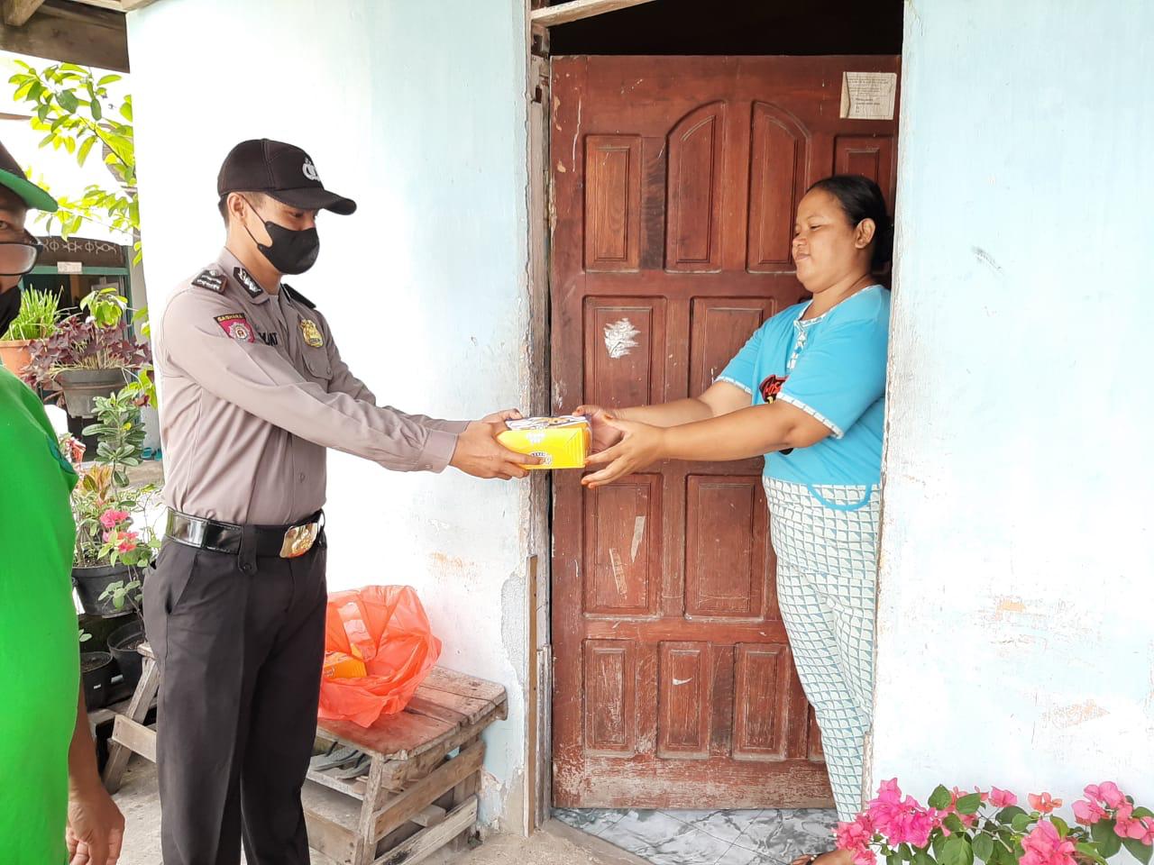 Polres Inhil Bagikan Paket Jumat Barokah Kepada Pasien Positif Covid -19