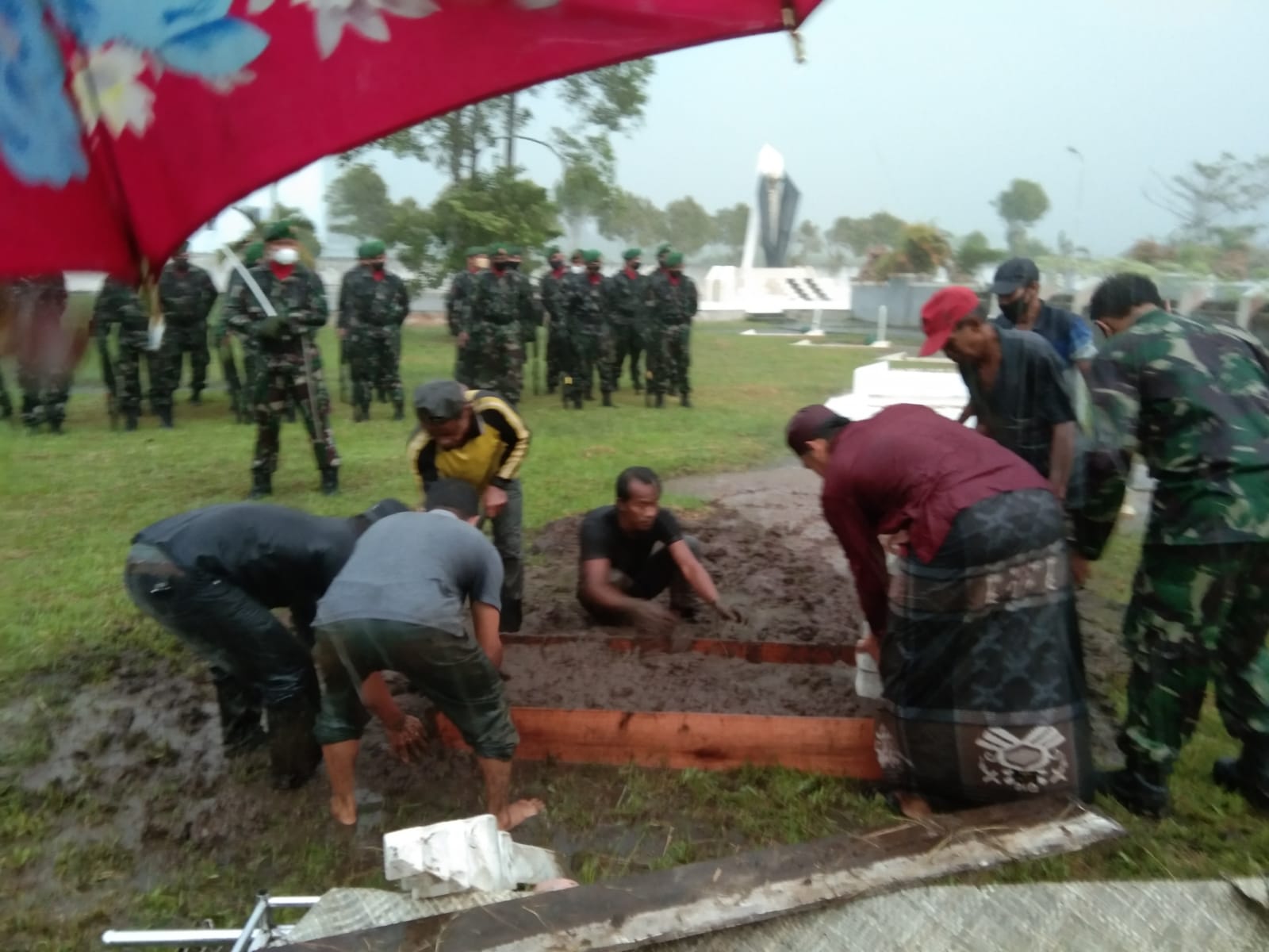 upacara pemakaman secara militer kepada almarhum Yahya