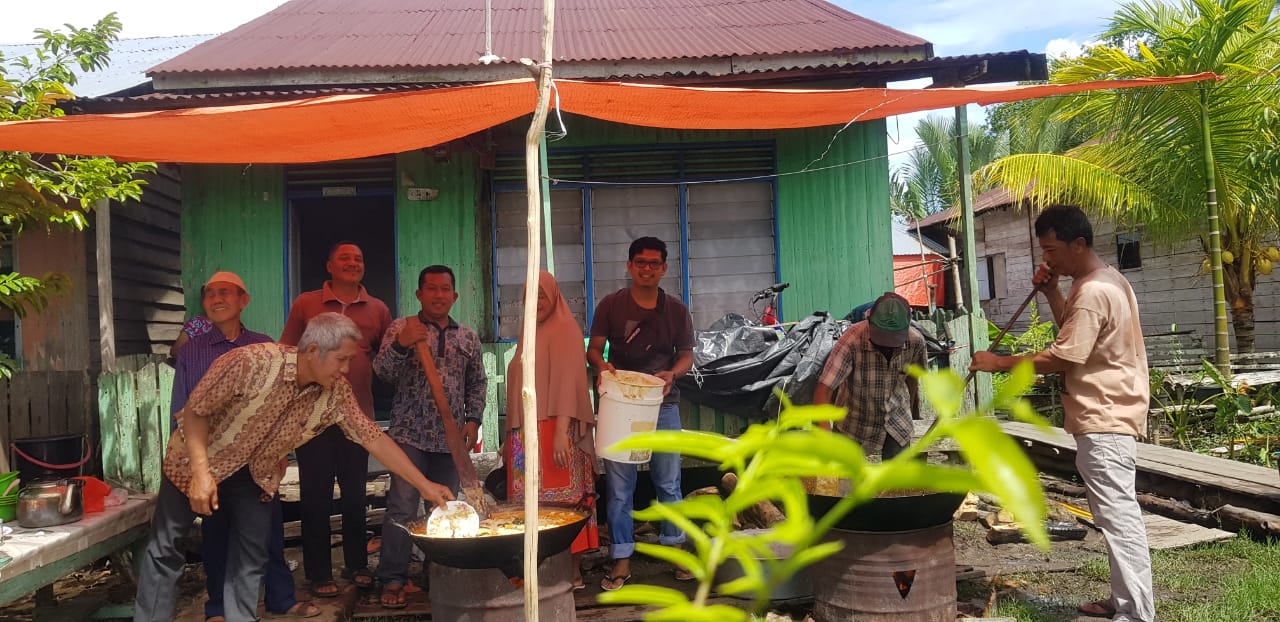 Gotong Royong, Warga Lorong Janggus Teluk Pinang Buat Bubur Asyura