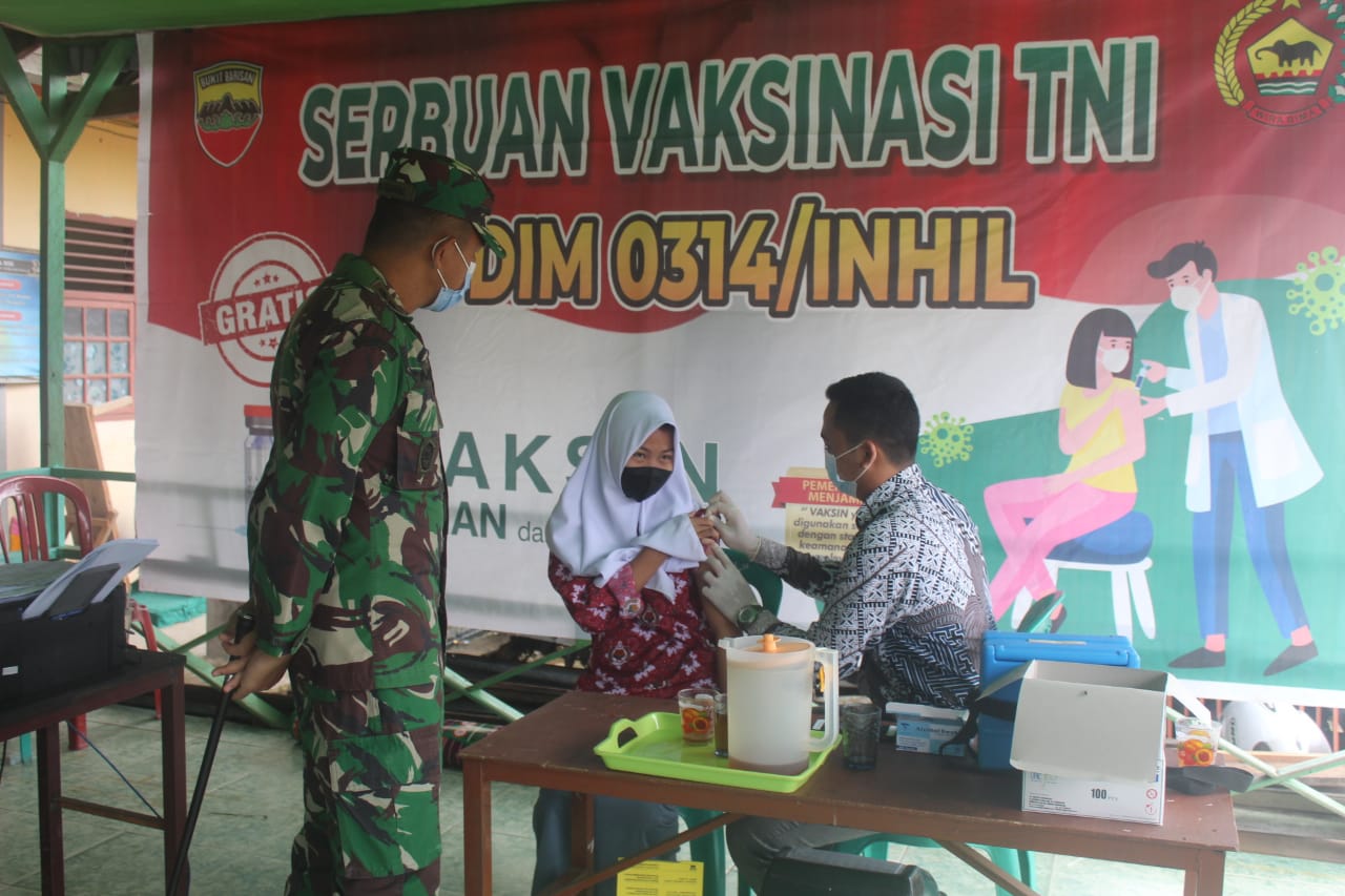 Dandim 0314/Inhil Tinjau Langsung Pelaksanaan Serbuan Vaksinasi di Ponpes Sabilal Muhtadin