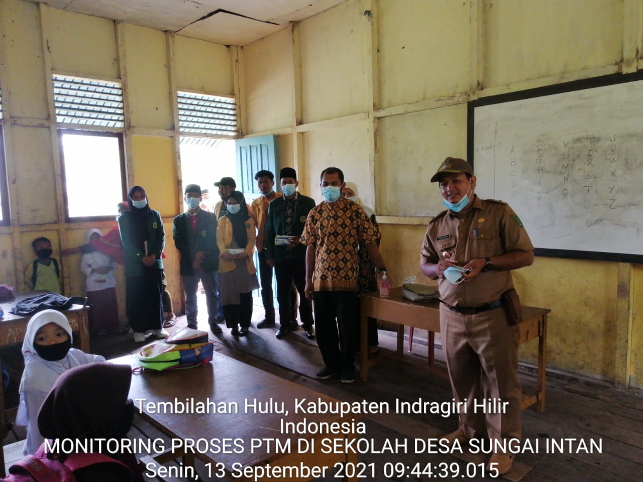 Perdana PTM, Kades Sungai Intan Tinjau Sekolah SD dan SMP