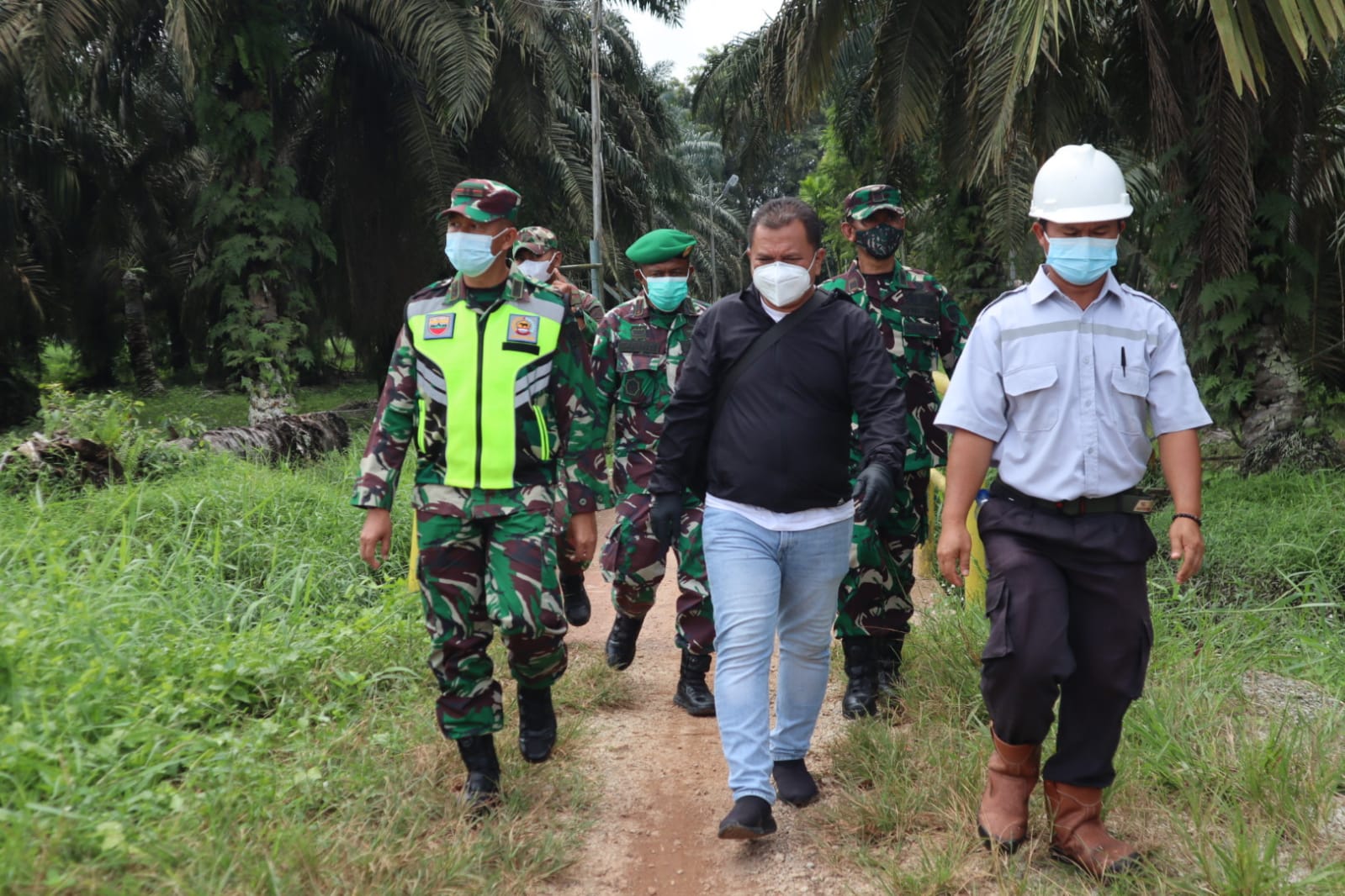 Dandim 0314/Inhil Letkol Inf Imir Faishal Meninjau langsung pelaksanaan serbuan Vaksinasi TNI Dosis I di Pulau terpencil