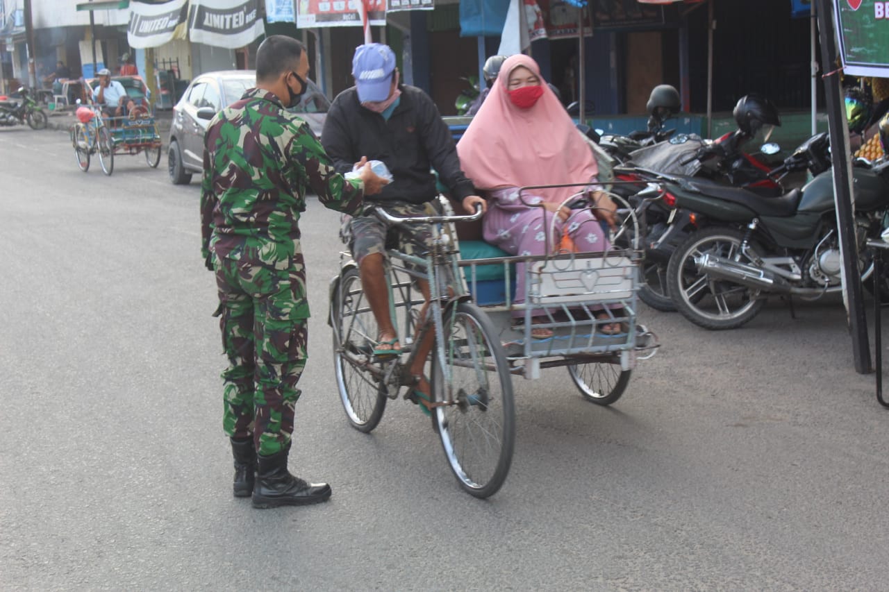 Kodim 0314/lnhil terus membagikan sarapan pagi kepada kaum duafa di Pasar Air Mancur Jalan Sudirman Tembilahan