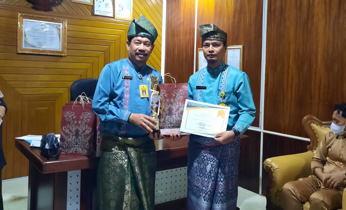Banggakan Inhil di Tingkat Riau, Kadisdik Beri Penghargaan dan bingkisan Bagi Guru dan Kepsek Hebat