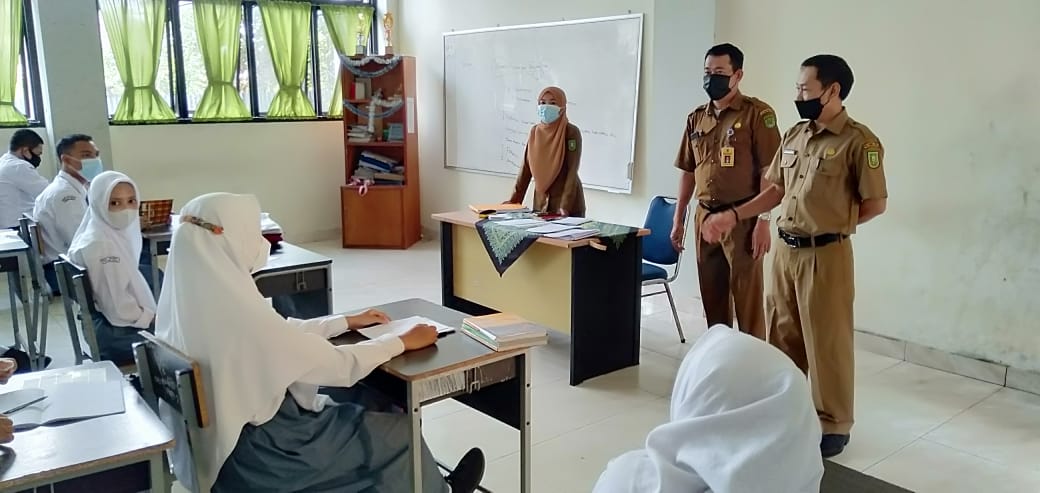 Pastikan PTMP Berjalan sesuai Prokes, Kadisdik Kembali Tinjau Sekolah