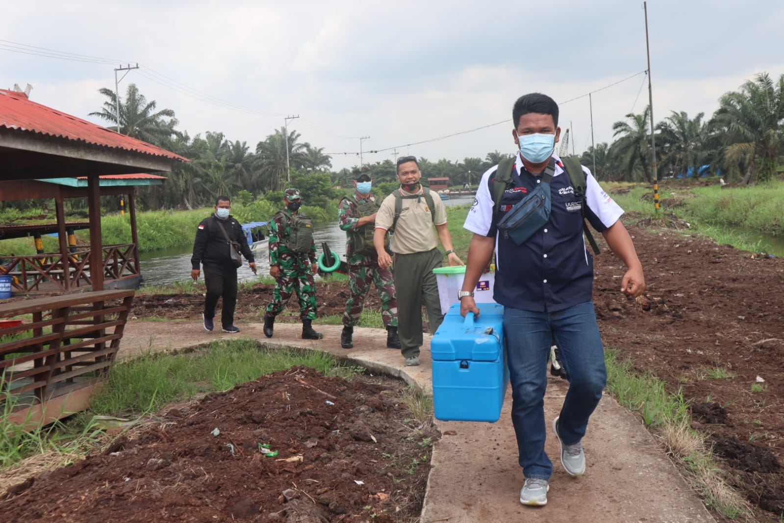 Kodim) 0314/Inhil melaksanakan serbuan Vaksinasi TNI Dosis I di Desa binaan PT Guntung idamannusa (GIN) estate 2