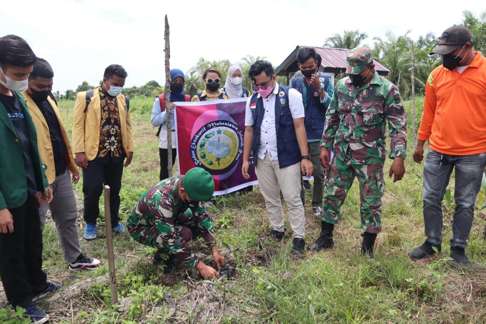 Kodim 0314/Inhil bersama Badan Eksekutif Mahasiswa Seluruh Riau( BEM se-Riau) melaksanakan penanaman pohon yang bernilai Ekonomis