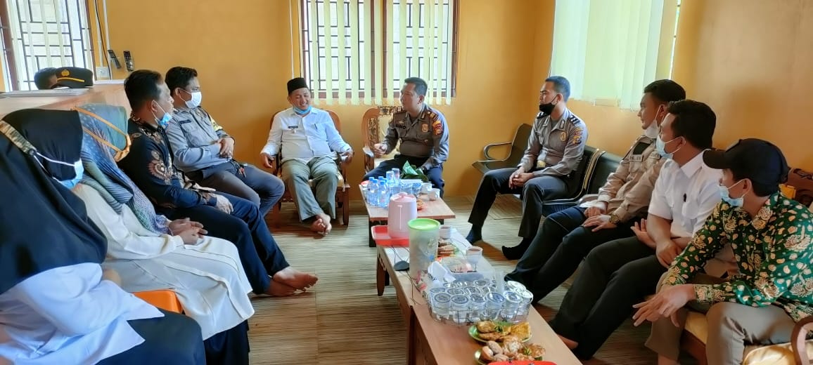 Pemdes Sungai Intan Terima Kunjungan Kapolsek Lakukan Sosialisasi  Sekaligus Pamitan  