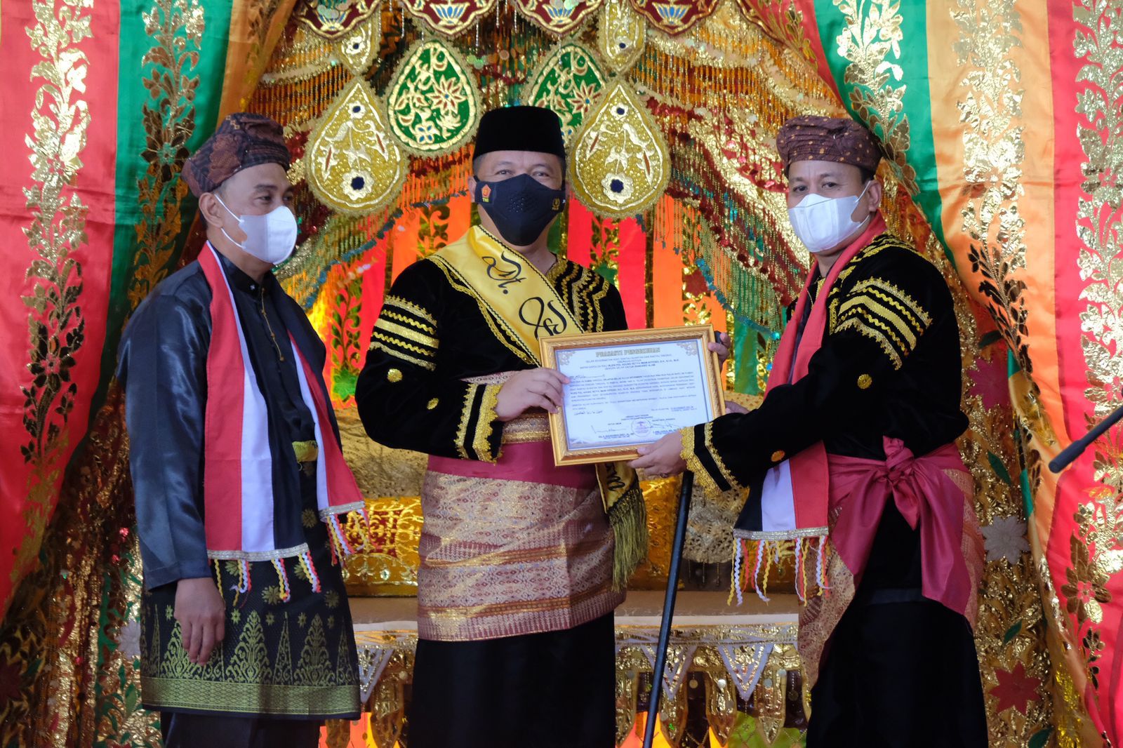 Terima Gelar Kehormatan Adat Datuak Bandaro Alam, Kapolda Riau : InsyaAllah Akan Saya Jaga Amanah Dengan Baik